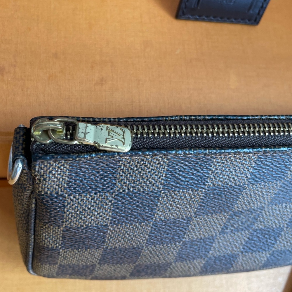 🔥SOLD🔥Authentic Louis Vuitton (Medium) Damier Ebene Pochette - Picture 2 of 12